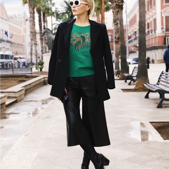 BLACK VEGAN LEATHER CROPPED TROUSERS - Picture 1 of 10